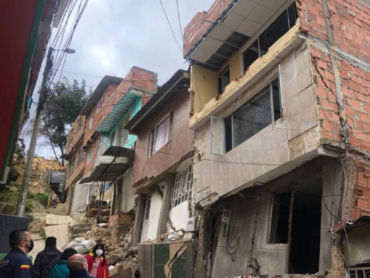 Evacuan viviendas en el norte de Bogotá por riesgo de deslizamiento