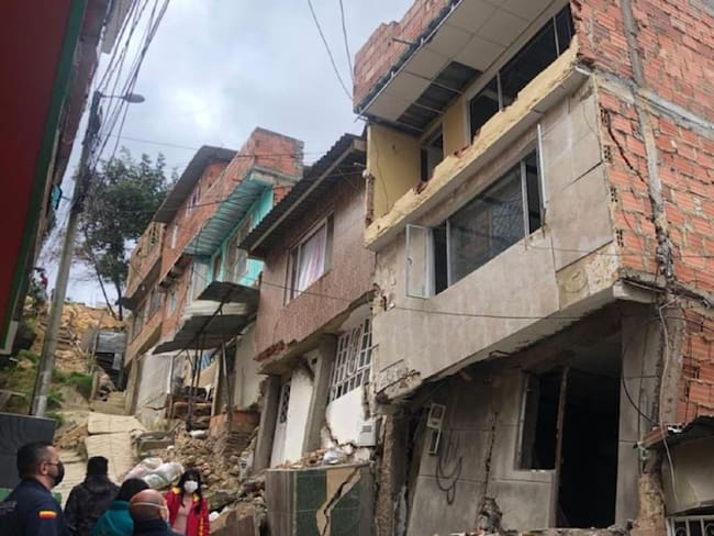 Evacuan viviendas en el norte de Bogotá por riesgo de deslizamiento 