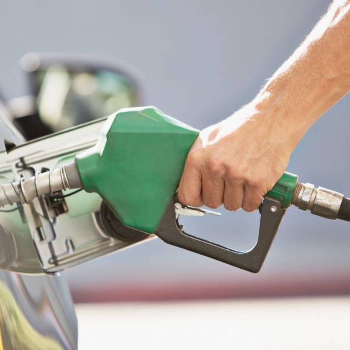 El Gobierno de Ecuador reduce el precio del combustible