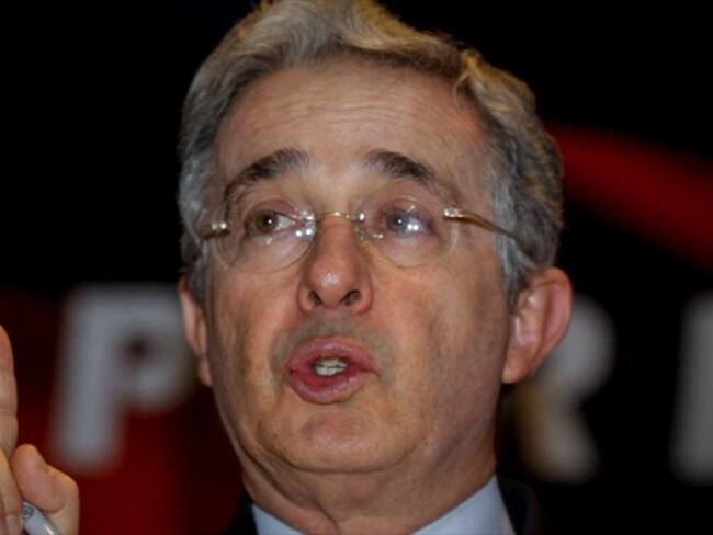 Uribe celebra que se hable de entrega y no dejación de armas por las Farc