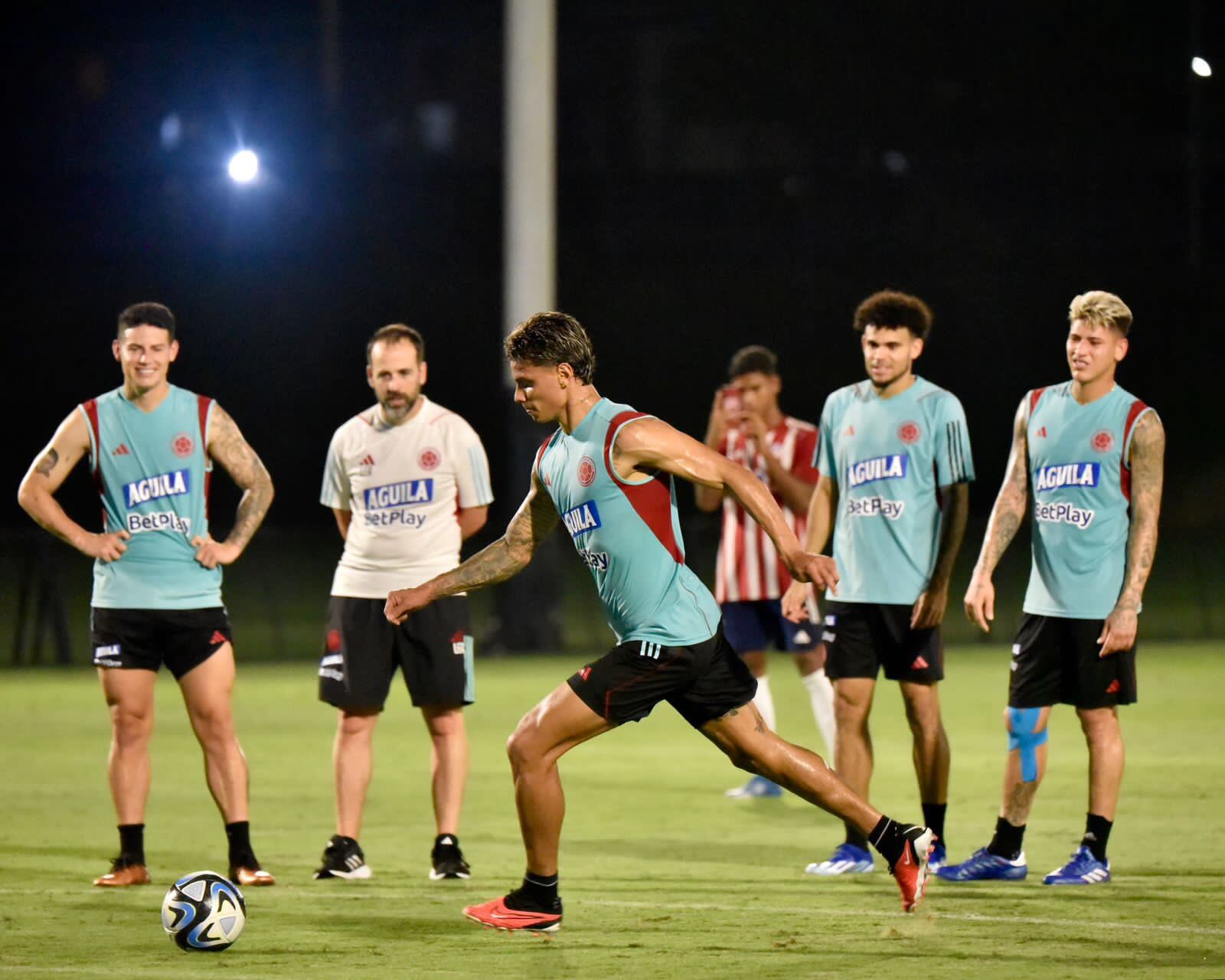 Entrenamiento de la Selección previo al encuentro ante Uruguay | Foto: Selección Colombia (Twitter)