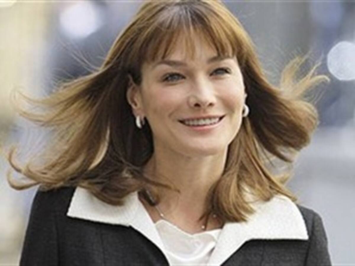 Carla Bruni reaparece con un dúo con el cantante Enrico Macias