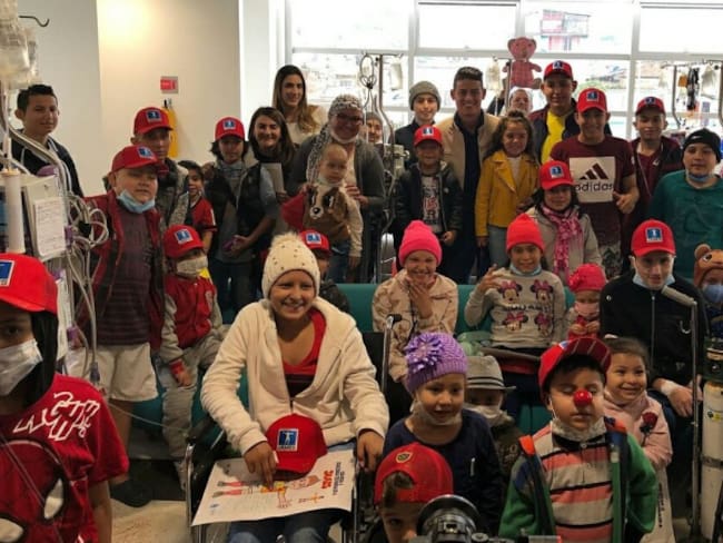 El corazón del 10: James compartió con niños enfermos de cáncer en Bogotá