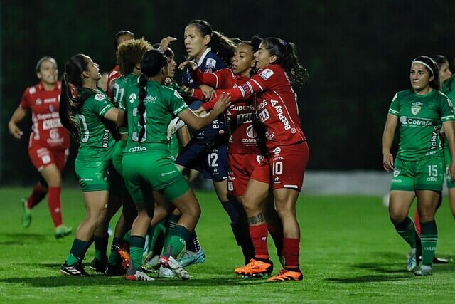 Las jugadoras de La Equidad y  América se enfrentan en el estadio de Techo / Colprensa.