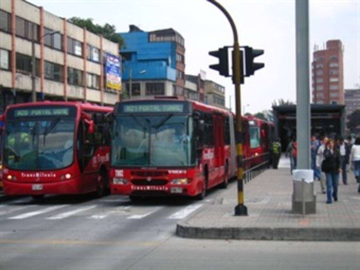 Alcaldía justifica la no entrada en operación de 44 buses nuevos de Transmilenio