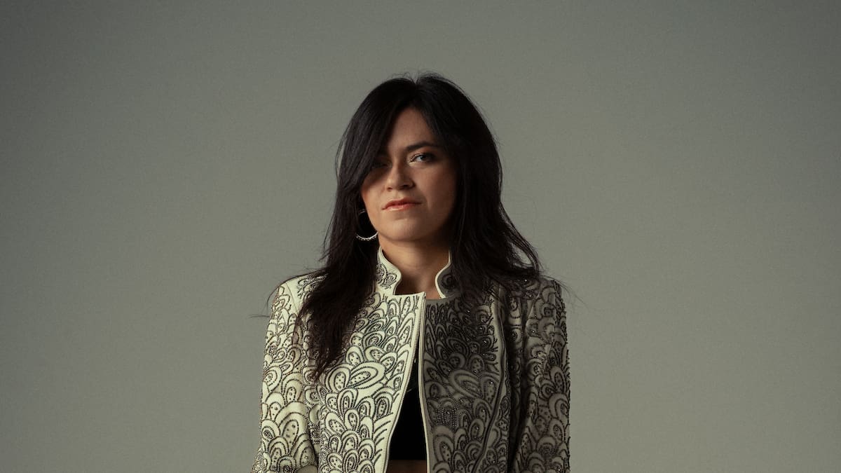 Ali Stone estrena ’A Través del Espejo’, un álbum hecho de principio a fin por la artista