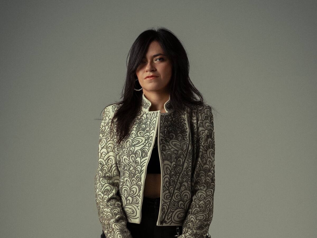 Ali Stone estrena ’A Través del Espejo’, un álbum hecho de principio a fin por la artista