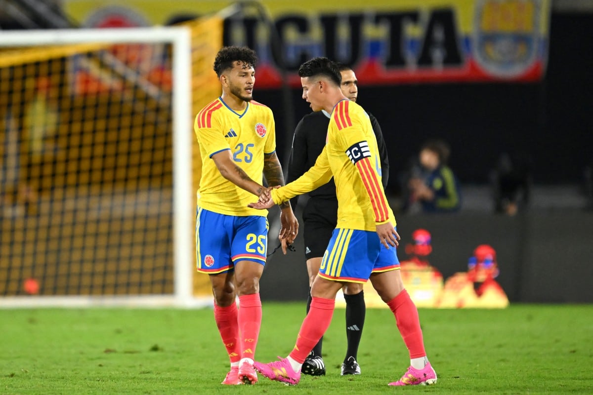 Luis Javier Suárez y James Rodríguez. (Photo by Raul ARBOLEDA / AFP)