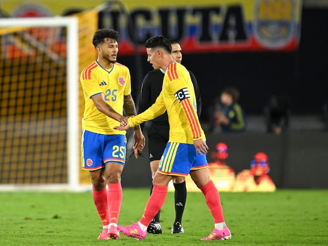 Luis Javier Suárez y James Rodríguez. (Photo by Raul ARBOLEDA / AFP)