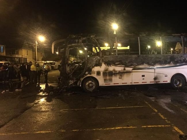 Tres hombres quemaron un bus en Soacha