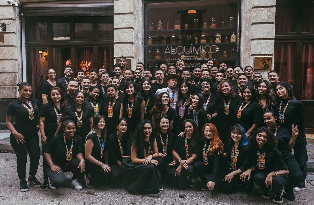 El bar Alquímico tiene en sus trabajadores una familia. 