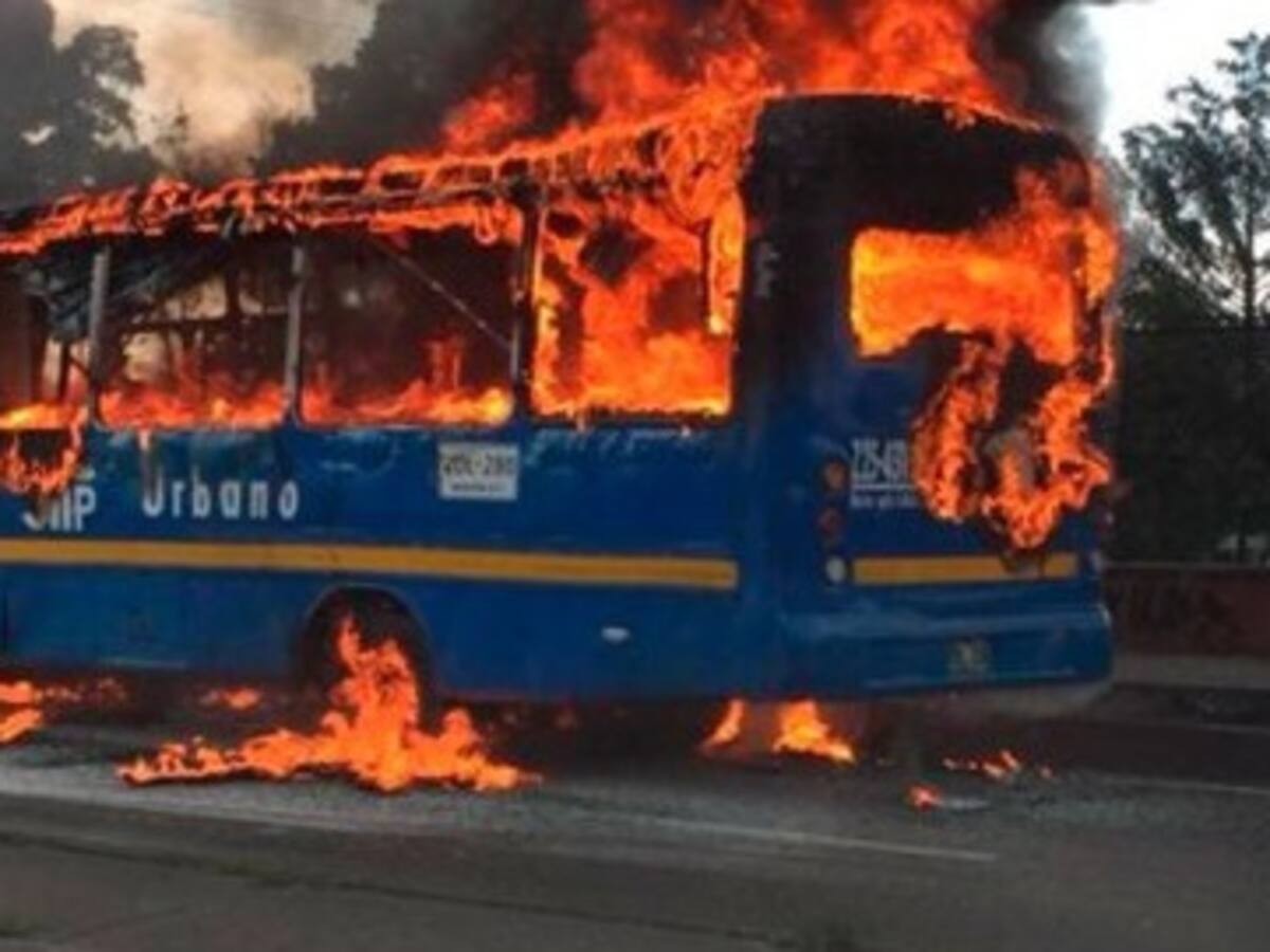Incendio en bus del SITP en Bogotá: emergencia controlada y sin heridos
