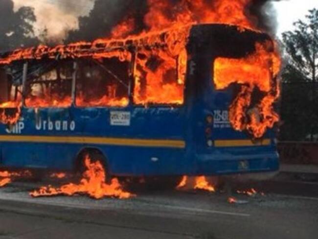 Incendio en bus del SITP en Bogotá: emergencia controlada y sin heridos