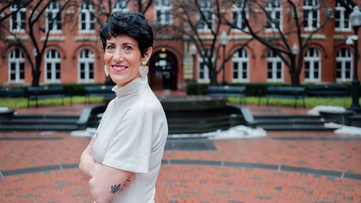 Regularización de migrantes en España impulsa la economía, según estudios: Elma Saiz