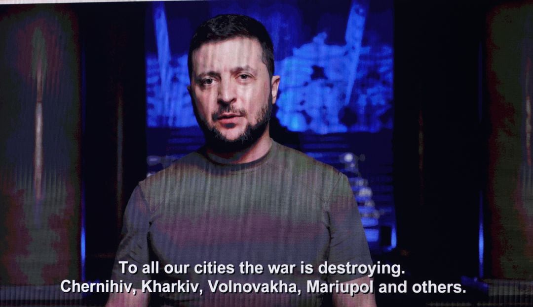 Zelenski en los Grammy: “Nuestros músicos se protegen, en vez de usar trajes”