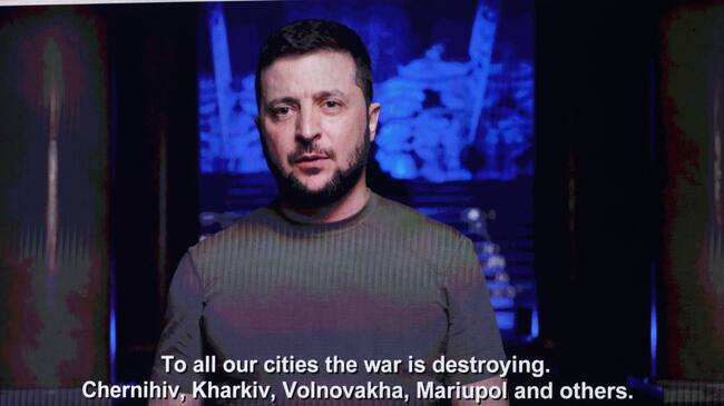 Zelenski en los Grammy: “Nuestros músicos se protegen, en vez de usar trajes”