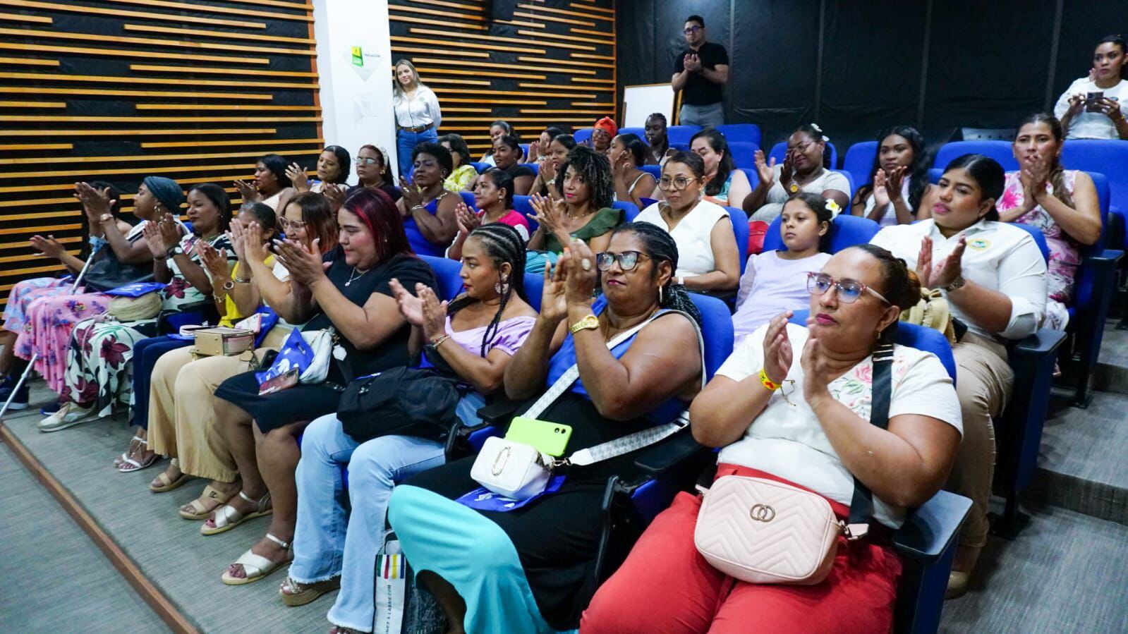 Mujeres graduadas en ofimática en Cartagena