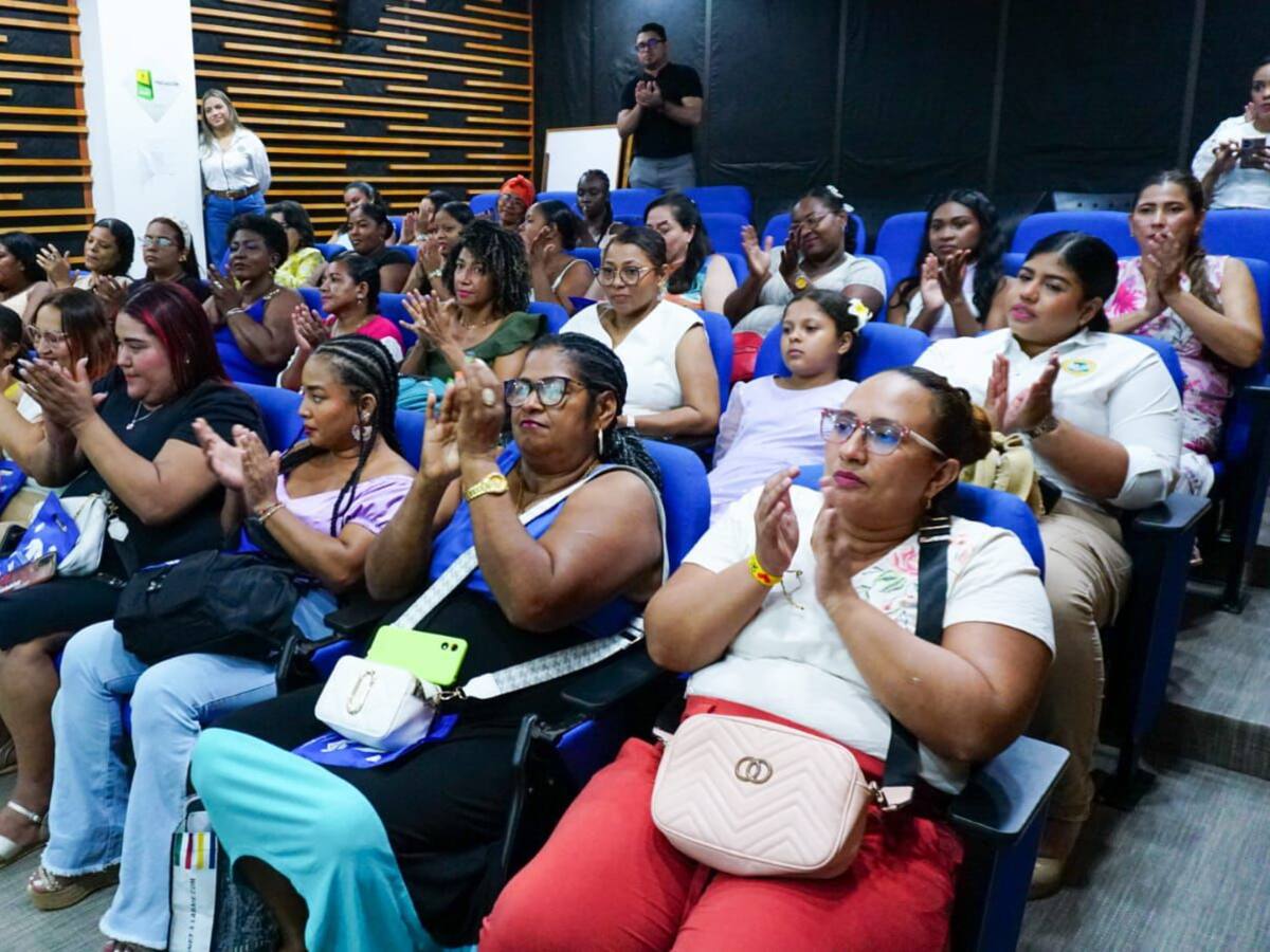 Alcaldía de Cartagena gradúa a 48 mujeres en ofimática