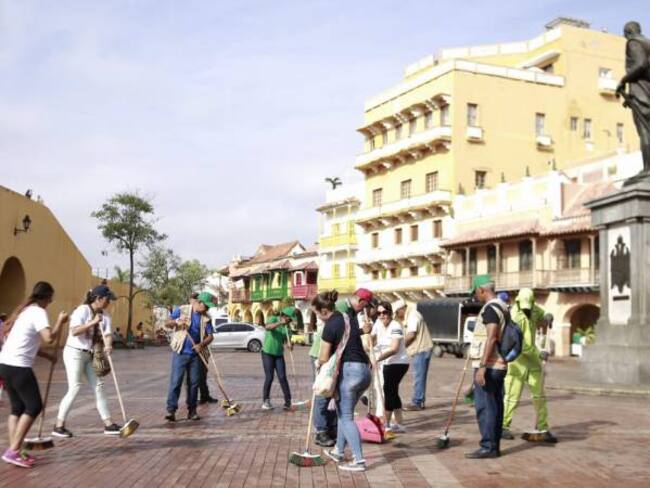 Adelantan limpieza de la plaza de los Coches en Cartagena