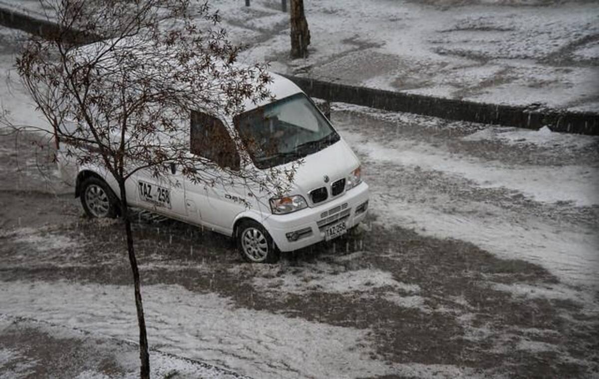 El barrio más afectado por el granizo es Alamos Norte, que presenta grandes cantidades de hielo en las calles y encharcamientos en sus vías.