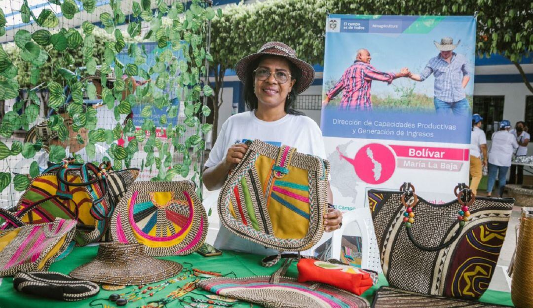 Una asociación que está integrada por madres cabeza de hogar se dedican a la transformación del tallo de la tarulla en bolsos y otros accesorios