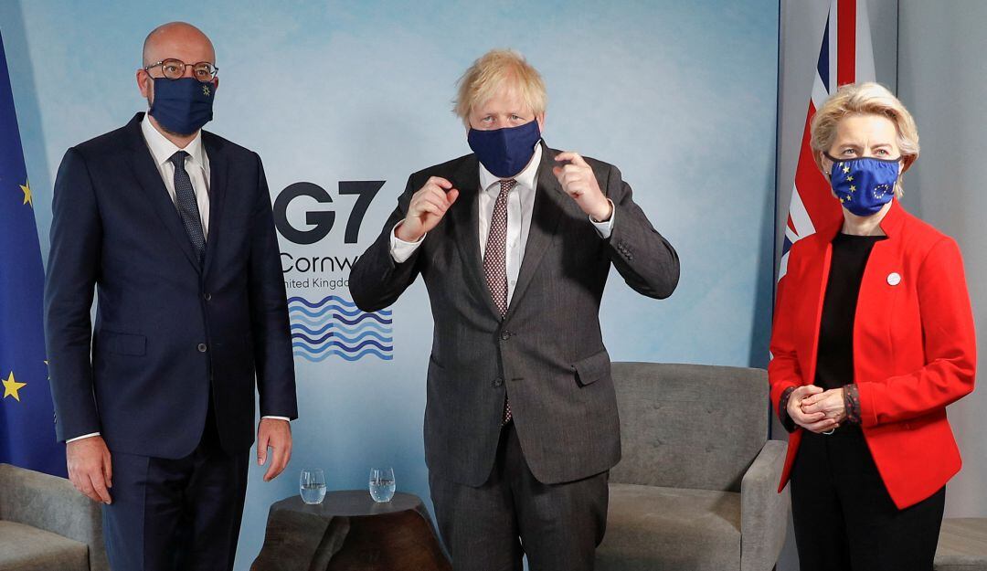 El Primer Ministro Boris Johnson (C) saluda al Presidente del Consejo Europeo Charles Michel (L) y a la Presidenta de la Comisión Europea Ursula von der Leyen