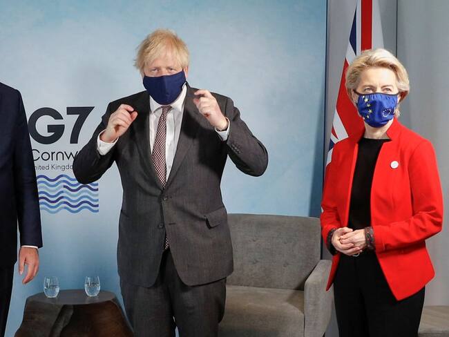 El Primer Ministro Boris Johnson (C) saluda al Presidente del Consejo Europeo Charles Michel (L) y a la Presidenta de la Comisión Europea Ursula von der Leyen