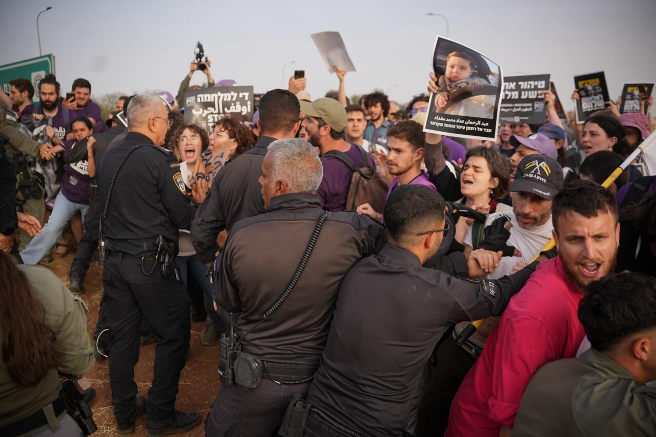 AME8991. JERUSALÉN (ISRAEL), 18/05/2025.- Fotografía cedida por la Policía de Israel de manifestantes forcejeando con policías durante una marcha este domingo, en Jerusalén (Israel). Varias organizaciones pacifistas palestino- israelíes han denunciado este domingo en sus redes sociales el bloqueo y arresto de varios activistas por parte de la policía fronteriza israelí en una marcha, a la que se han unido centenares de personas, convocada para acampar cerca de la Franja de Gaza y denunciar la ofensiva del Ejército. EFE/ Policía De Israel / SOLO USO EDITORIAL/ NO VENTAS /SOLO DISPONIBLE PARA ILUSTRAR LA NOTICIA QUE ACOMPAÑA (CRÉDITO OBLIGATORIO)