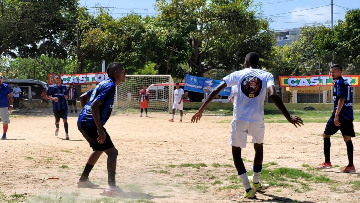 Las dos bandas más temidas de Barranquilla juegan un partido de fútbol, en el marco de la Paz Total