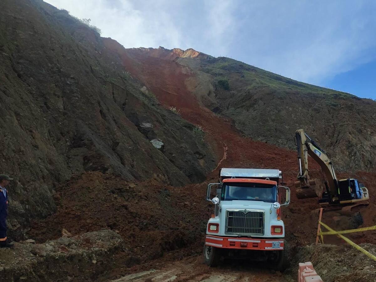 El Invías atiende un derrumbe que mantiene cerrada la vía Quibdó-Medellín