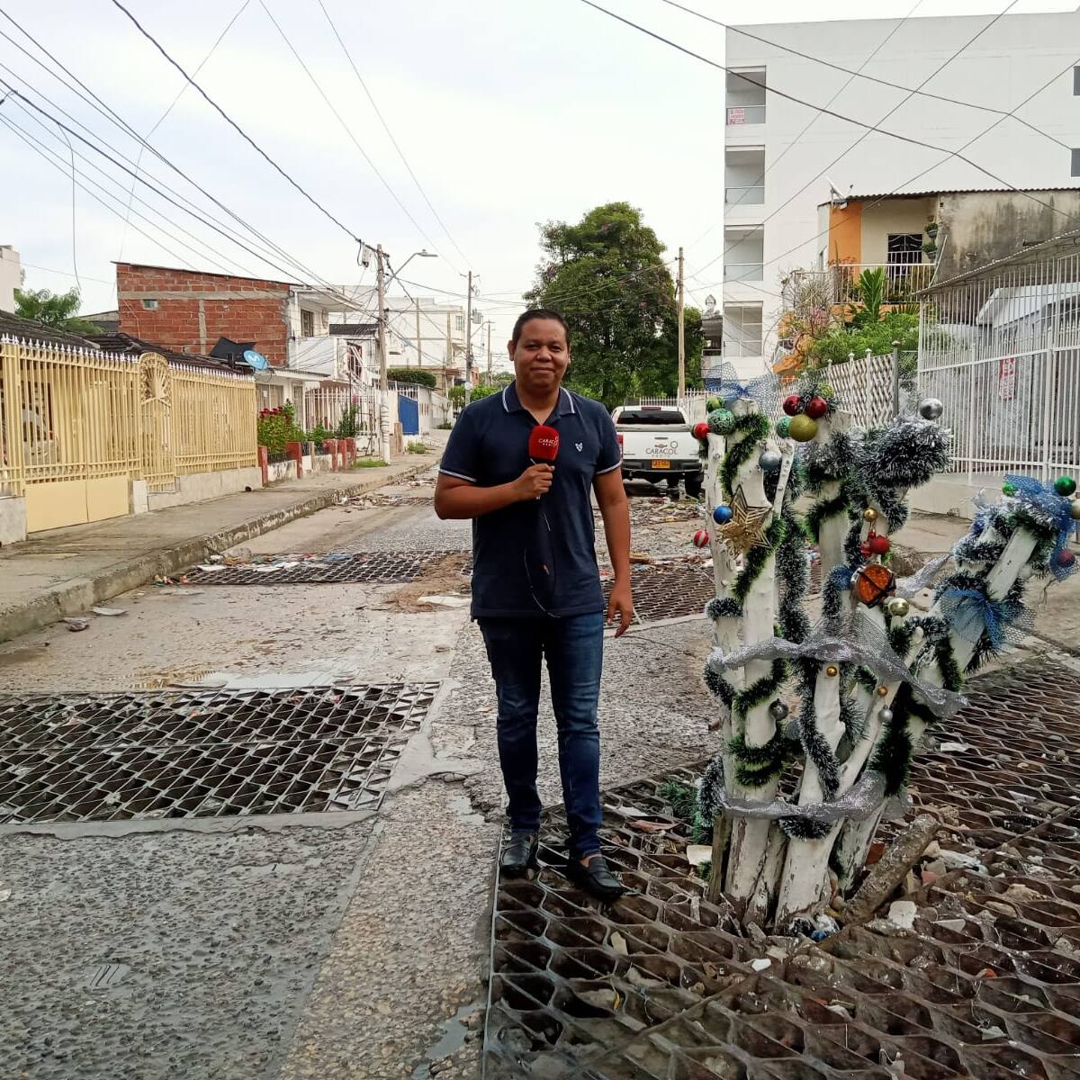 Un árbol navideño en la rejilla y una novena para exigir atención en San Isidro