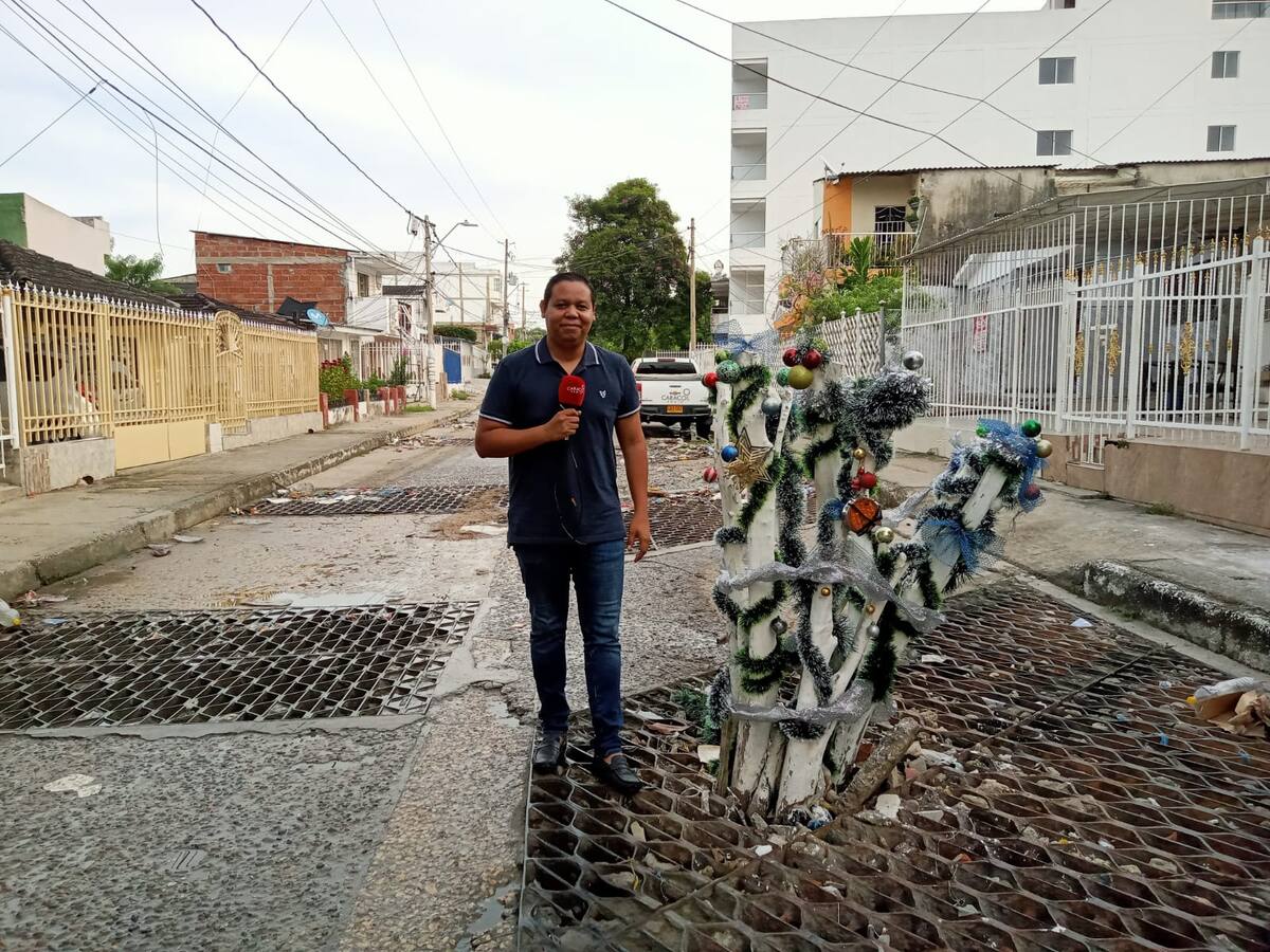 Un árbol navideño en la rejilla y una novena para exigir atención en San Isidro
