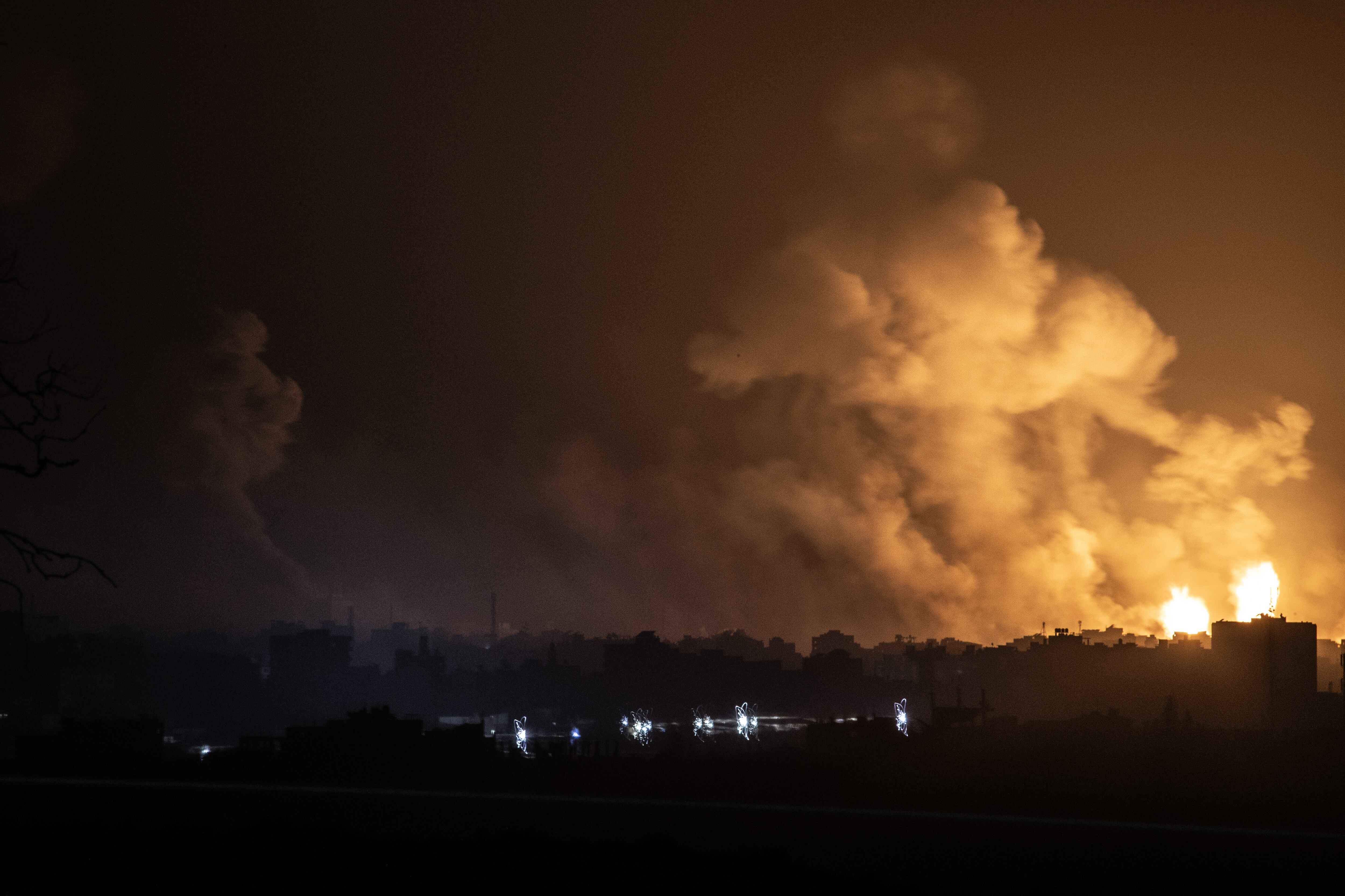 Ciudad de Sderot mientras continúan los ataques aéreos israelíes en Sderot, Israel, el 5 de noviembre de 2023. (Foto de Mostafa Alkharouf/Anadolu vía Getty Images)