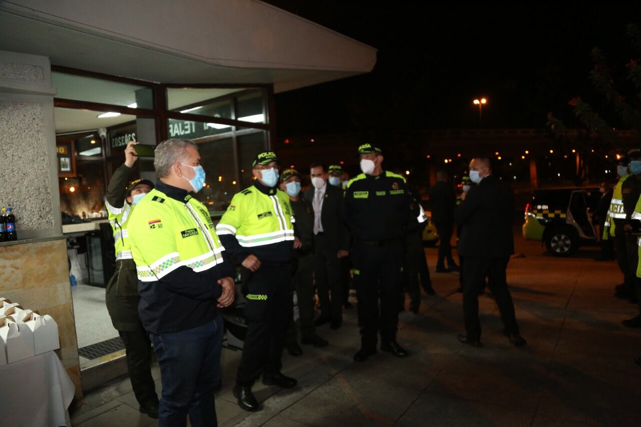 El presidente Iván Duque visitó cuatro instalaciones policiales de Bogotá y se puso la chaqueta de la Policía para mostrar su apoyó a los uniformados que luchan a diario por la seguridad, en un momento caótico que vive la ciudad en esta materia. Foto: Colprensa- 03-09-2021.