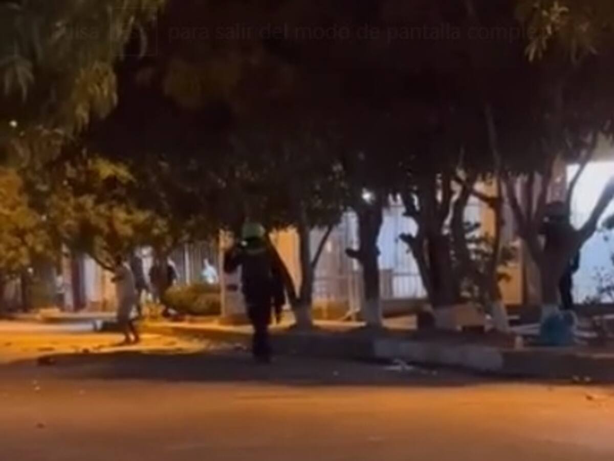 Policías fueron atacados por jóvenes que se enfrentaban en el barrio Bicentenario