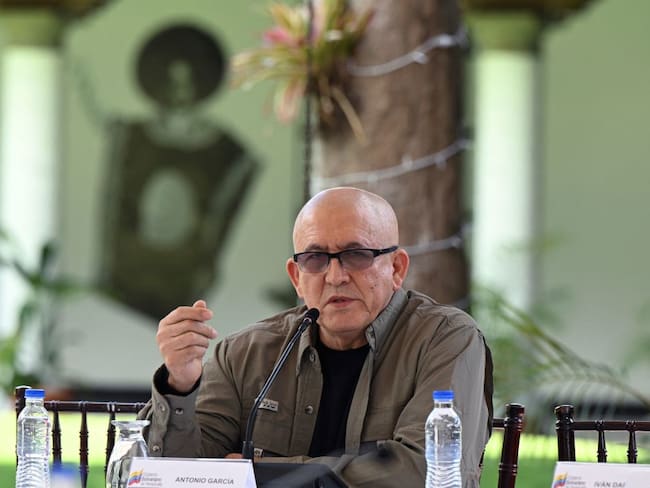 The first commander of the Colombian National Liberation Army (ELN), Antonio Garcia, speaks to the press during the document signing ceremony with the Colombian Government after announcing new peace talks, in Caracas, on October 4, 2022. - Colombia&#039;s government and a delegation from the National Liberation Army (ELN) leftist guerrillas announced on Tuesday they would next month restart peace talks suspended since 2019. ELN commander Antonio Garcia read out a statement in Caracas stating that the two parties would re-establish &quot;the dialogue process after the first week of November 2022&quot; with Venezuela, Cuba and Norway acting as guarantors for the talks. (Photo by Yuri CORTEZ / AFP) (Photo by YURI CORTEZ/AFP via Getty Images)