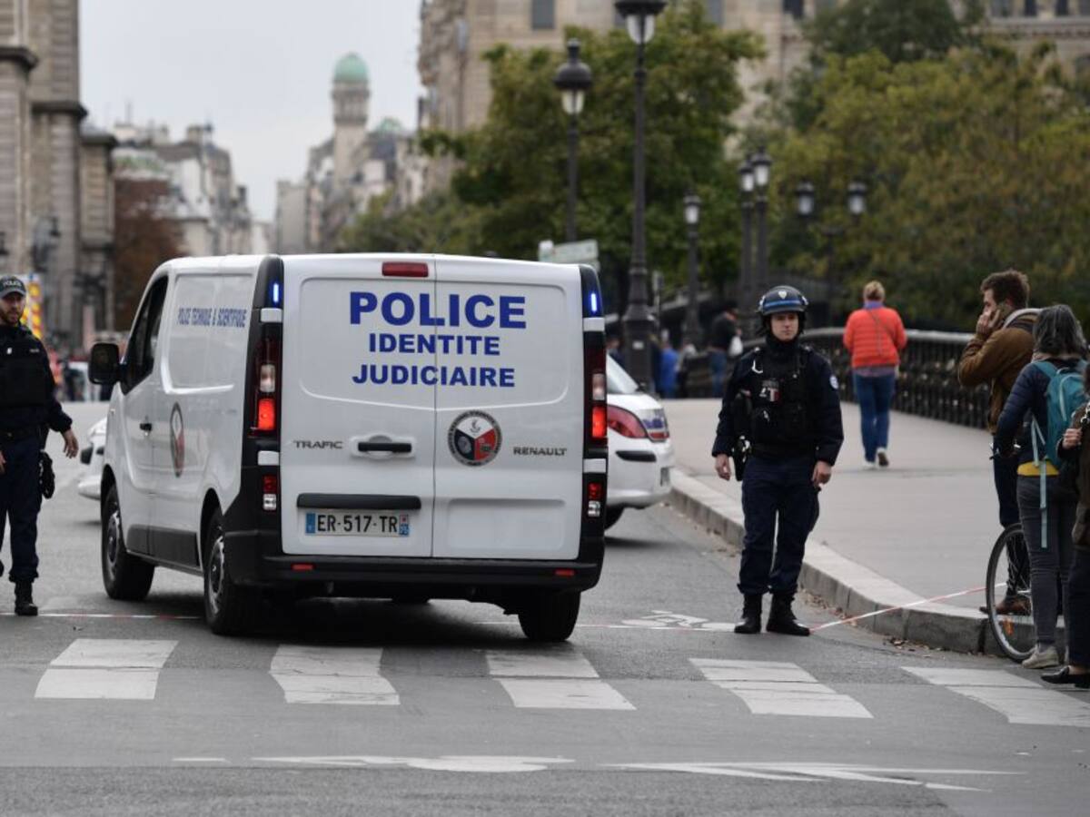 Autoridades parisinas abaten hombre que llevaba cabeza de un docente