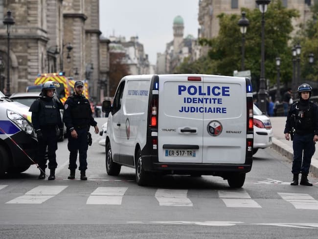 Autoridades parisinas abaten hombre que llevaba cabeza de un docente