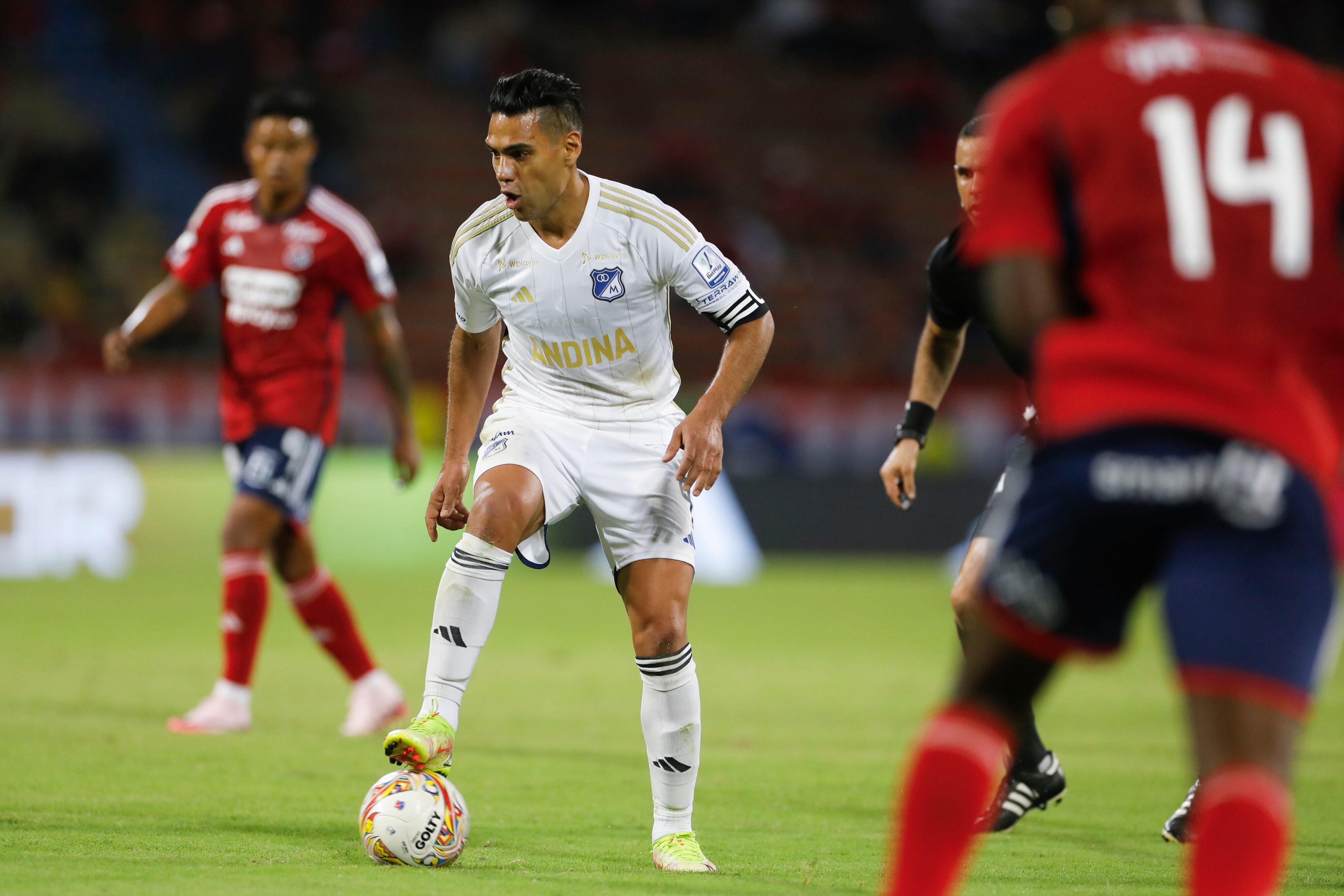 AME3207. MEDELLÍN (COLOMBIA), 18/07/2024.- Radamel Falcao García (c) de Millonarios controla el balón este jueves, en un partido de la Primera División de Colombia entre Deportivo Independiente Medellín (DIM) y Millonarios, en el estadio Atanasio Girardot en Medellín (Colombia). EFE/ Luis Eduardo Noriega Arboleda