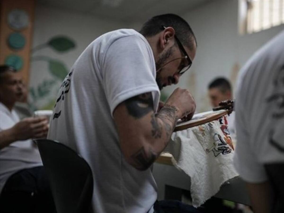 Reclusos intentan cerrar su pasado a través de tejidos y bordajes