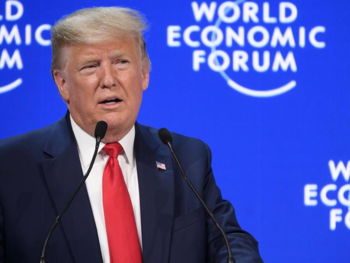 Trump tilda de "farsa" juicio político que podría llevar a su destitución