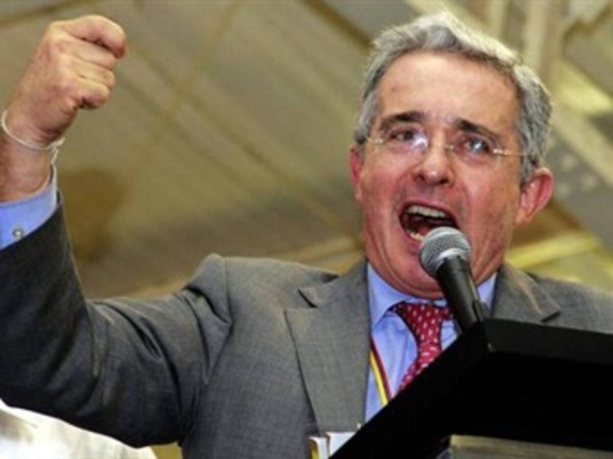​El presidente Santos no tiene condición humana: Uribe