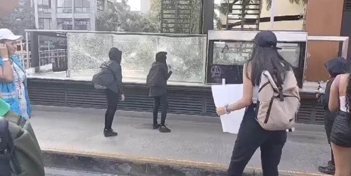 Están buscando a las mujeres responsables de daños al Metroplús el pasado 8 de marzo. Cortesía.