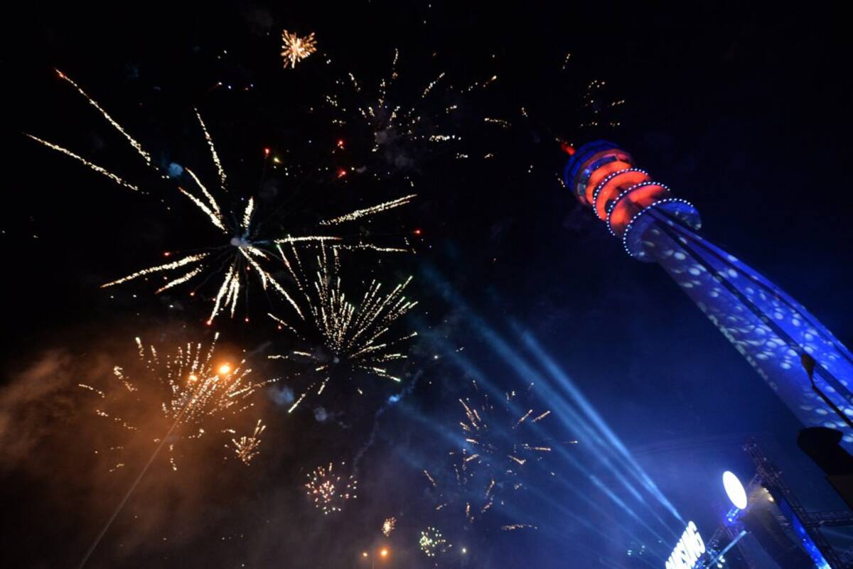 Fuegos artificiales iluminaron el cielo de Baghdad, capital de Iraq en los alrededores de la torre de Televisión durante la celebración del año nuevo. 