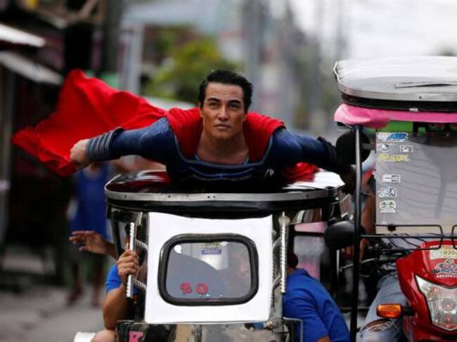 Ha pasado por un total de 26 dolorosas operaciones de cirugía estética para transformar su rostro asiático en un calco del de su ídolo.