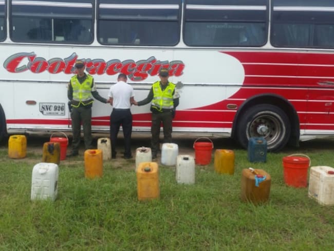 Inmovilizan bus que transportaba combustible de contrabando en vías del Cesar