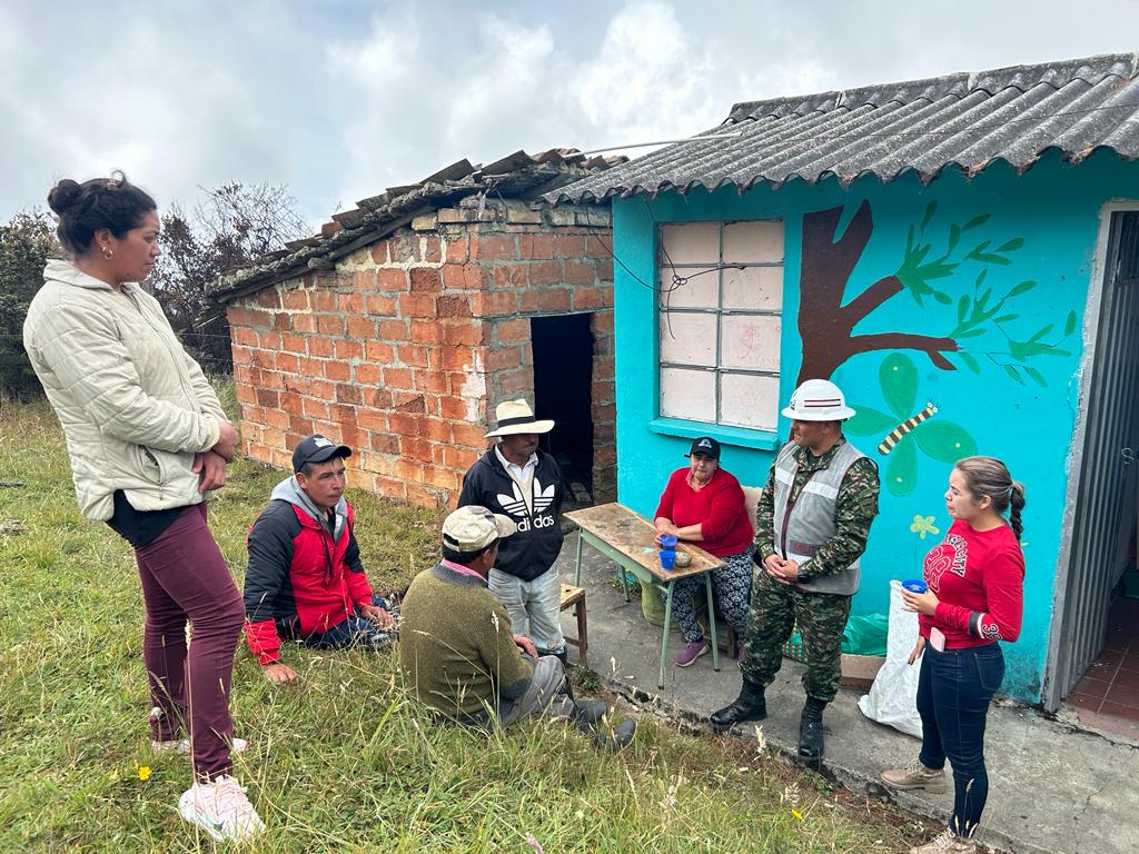 Restauran sistema de acueducto de una escuela tras incendio en el páramo de Santurbán.