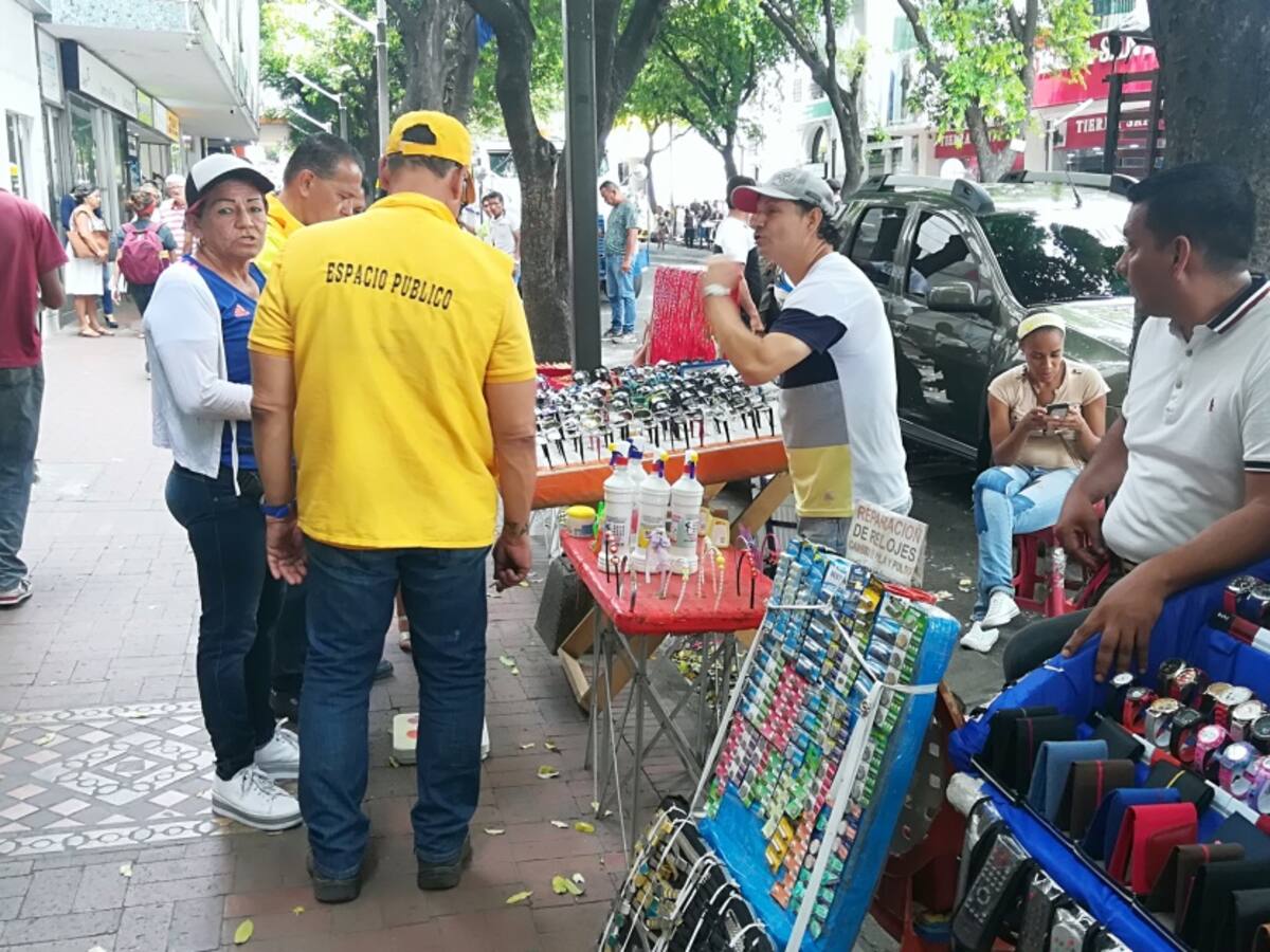 Vendedores ambulantes critican proyecto del gobierno al comercio informal