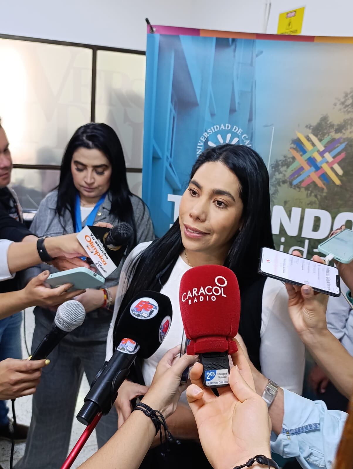 Carina Murcia, ministra de TIC, conociendo los avances de la Facultad de Inteligencia Artificial en la Universidad de Caldas, sede principal, en Manizales.