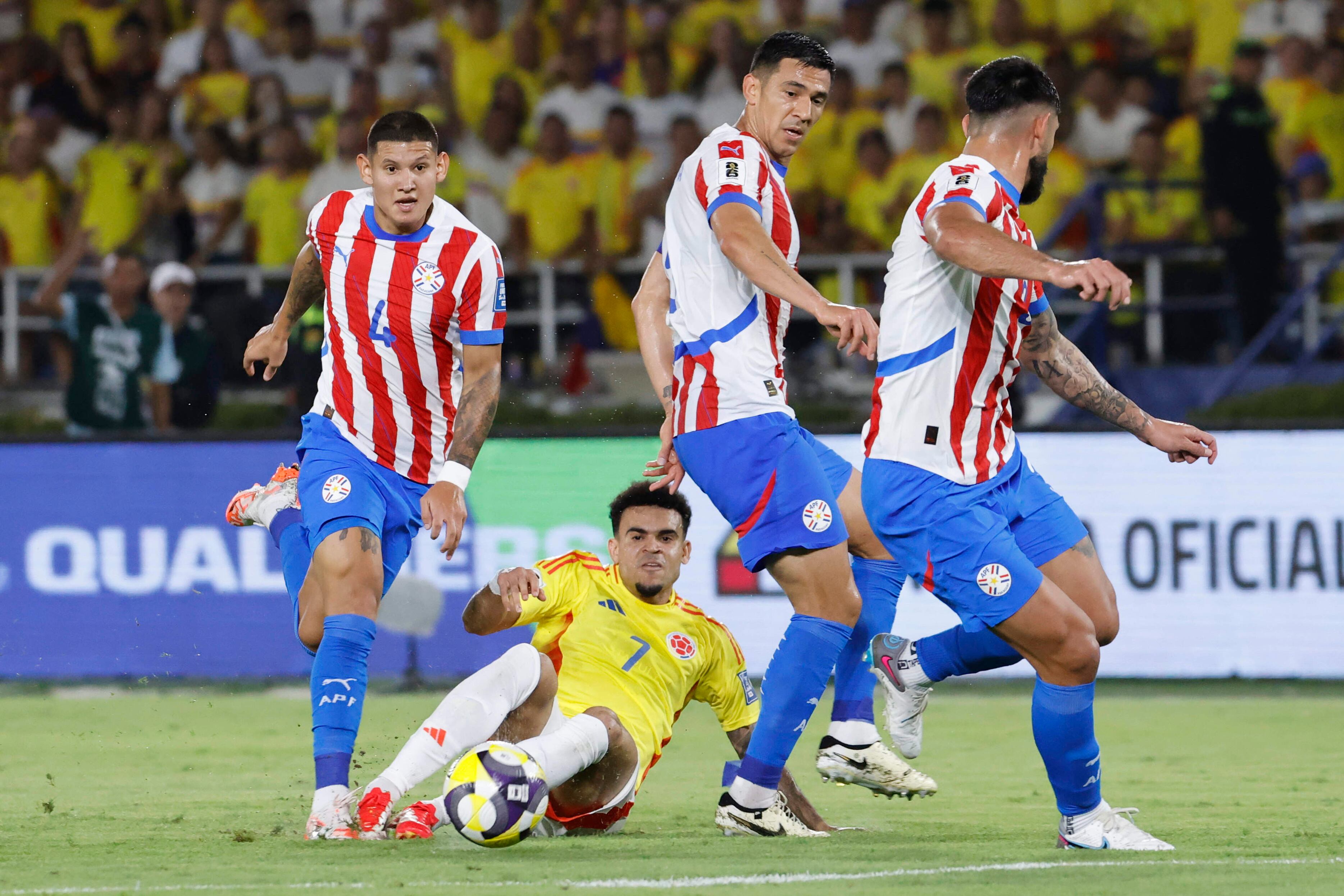 Luis Díaz (abajo) de Colombia patea el balón este martes en un partido de las eliminatorias sudamericanas para el Mundial de 2026 entre las selecciones de Colombia y Paraguay en el estadio Metropolitano Roberto Meléndez en Barranquilla (Colombia). EFE/Mauricio Dueñas Castañeda
